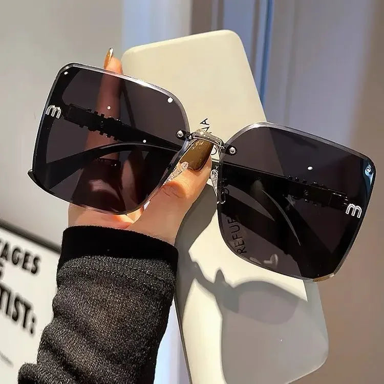 2025 New Fashion Cool Sunglasses Women Luxury Brand Letters Anti Strong Light Vintage Rimless Sun Glasses Ladies Gafas UV400